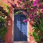 The Red Winehouse Villa *