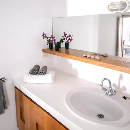 The Red Winehouse Willa