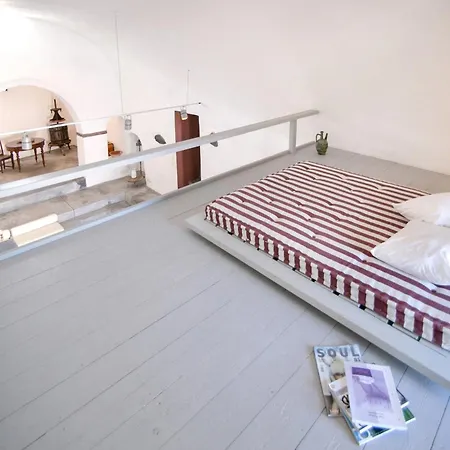 The Red Winehouse Willa