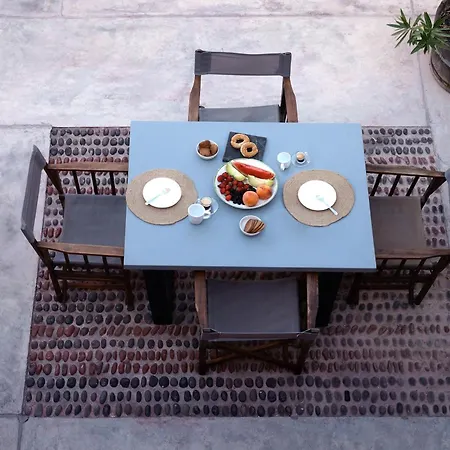 The Red Winehouse * Foinikiá