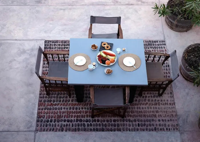 The Red Winehouse * Foinikiá