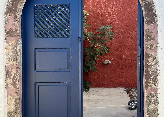 The Red Winehouse Foinikiá