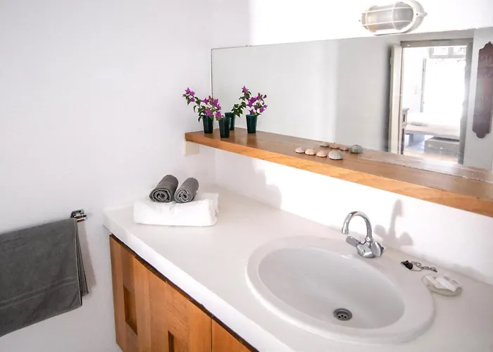 The Red Winehouse Villa