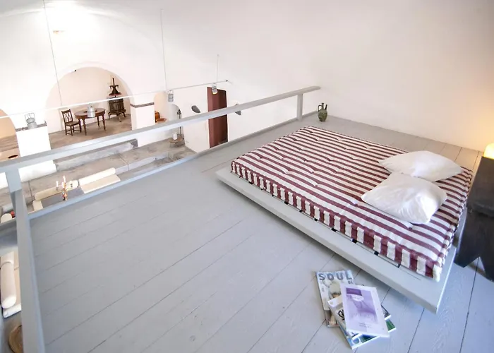 The Red Winehouse Villa