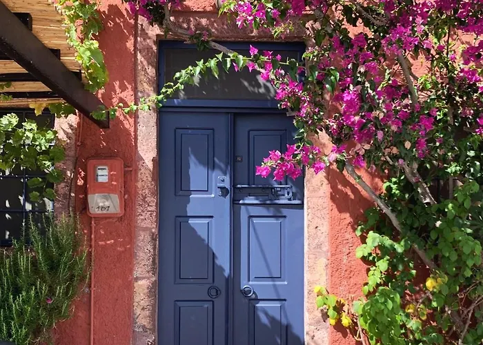 The Red Winehouse Villa *