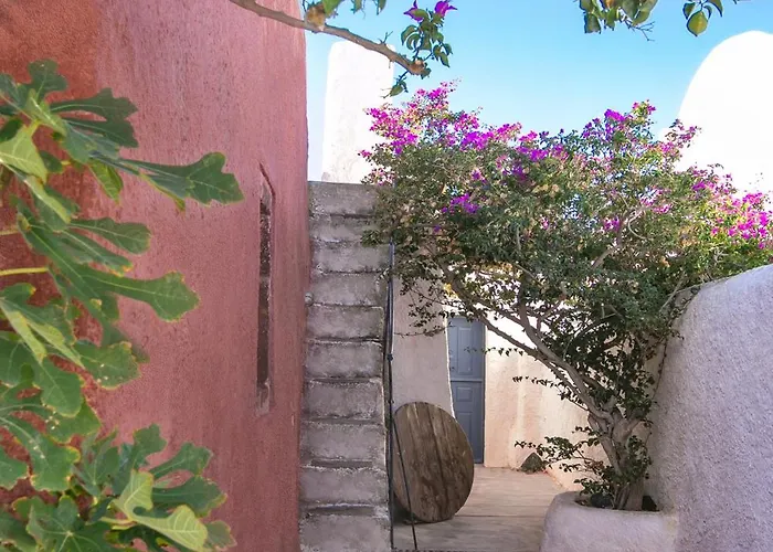 The Red Winehouse Villa *